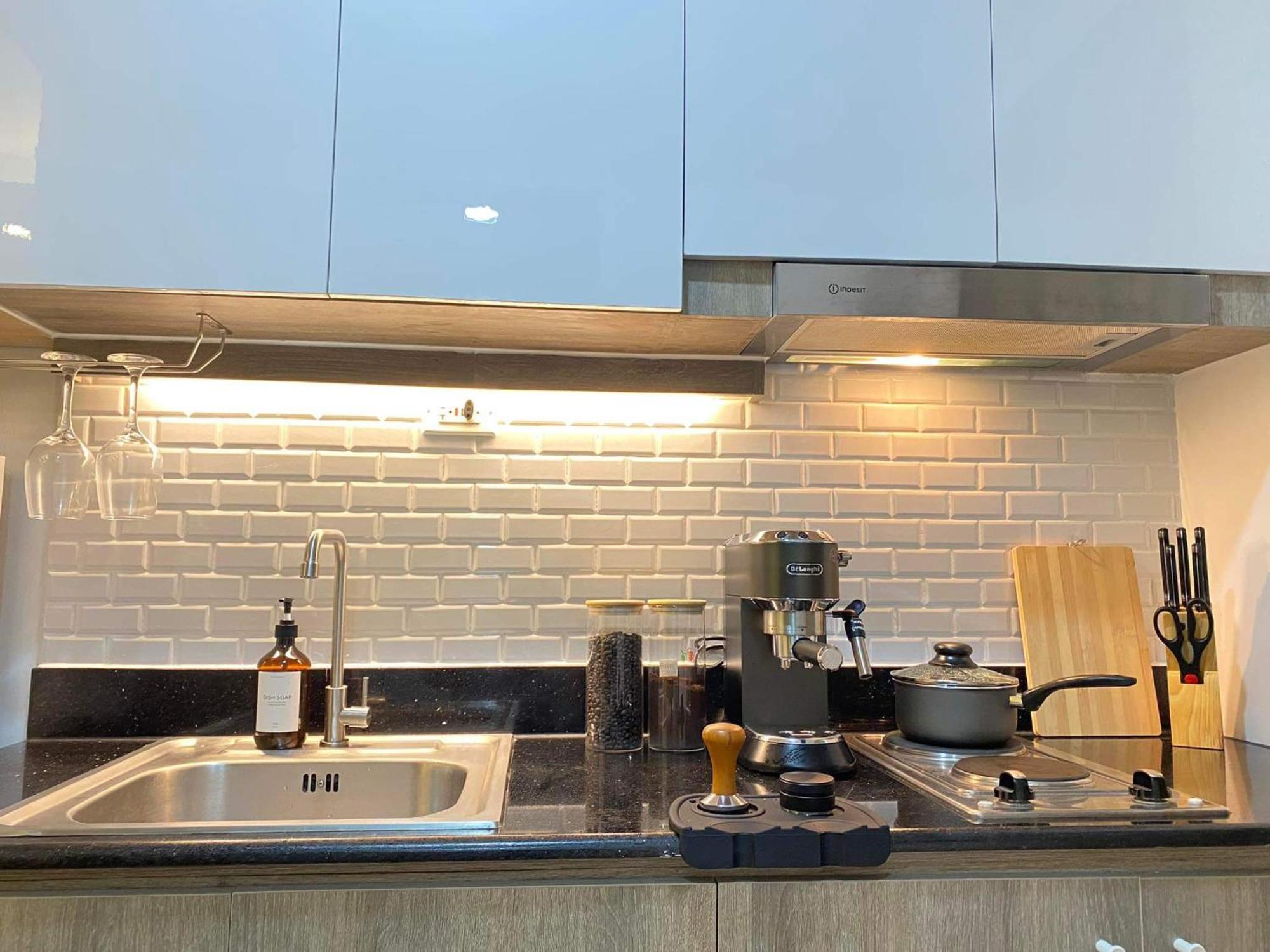 1br W/ Balcony Near Megamall: The Admiral's Lounge Apartment *