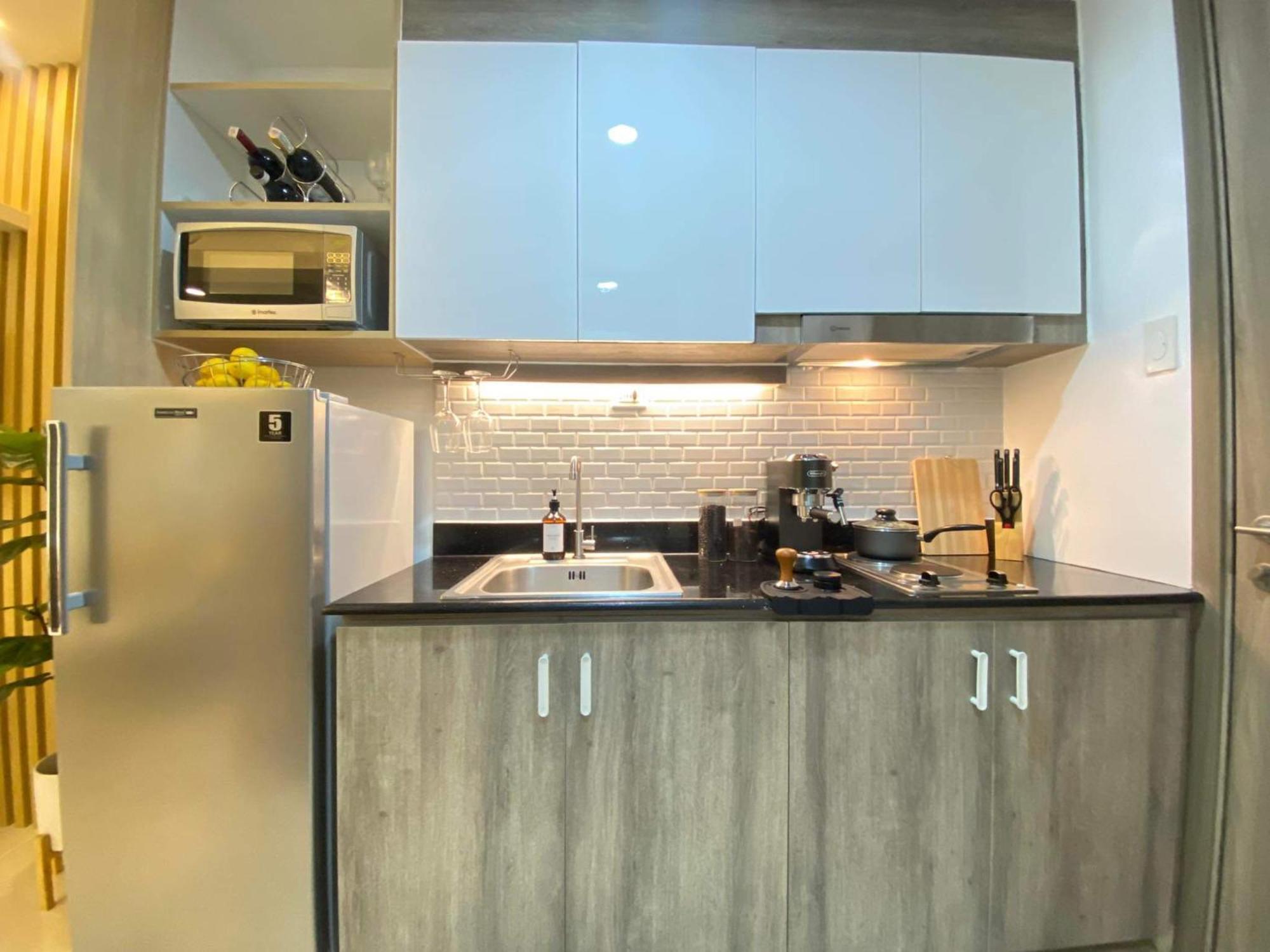 1br W/ Balcony Near Megamall: The Admiral's Lounge Apartment